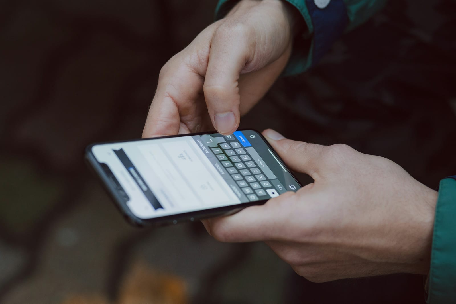 Twee mensen in een alledaagse situatie, bij het artikel over 3 gespreksonderwerpen om op te letten bij je online match