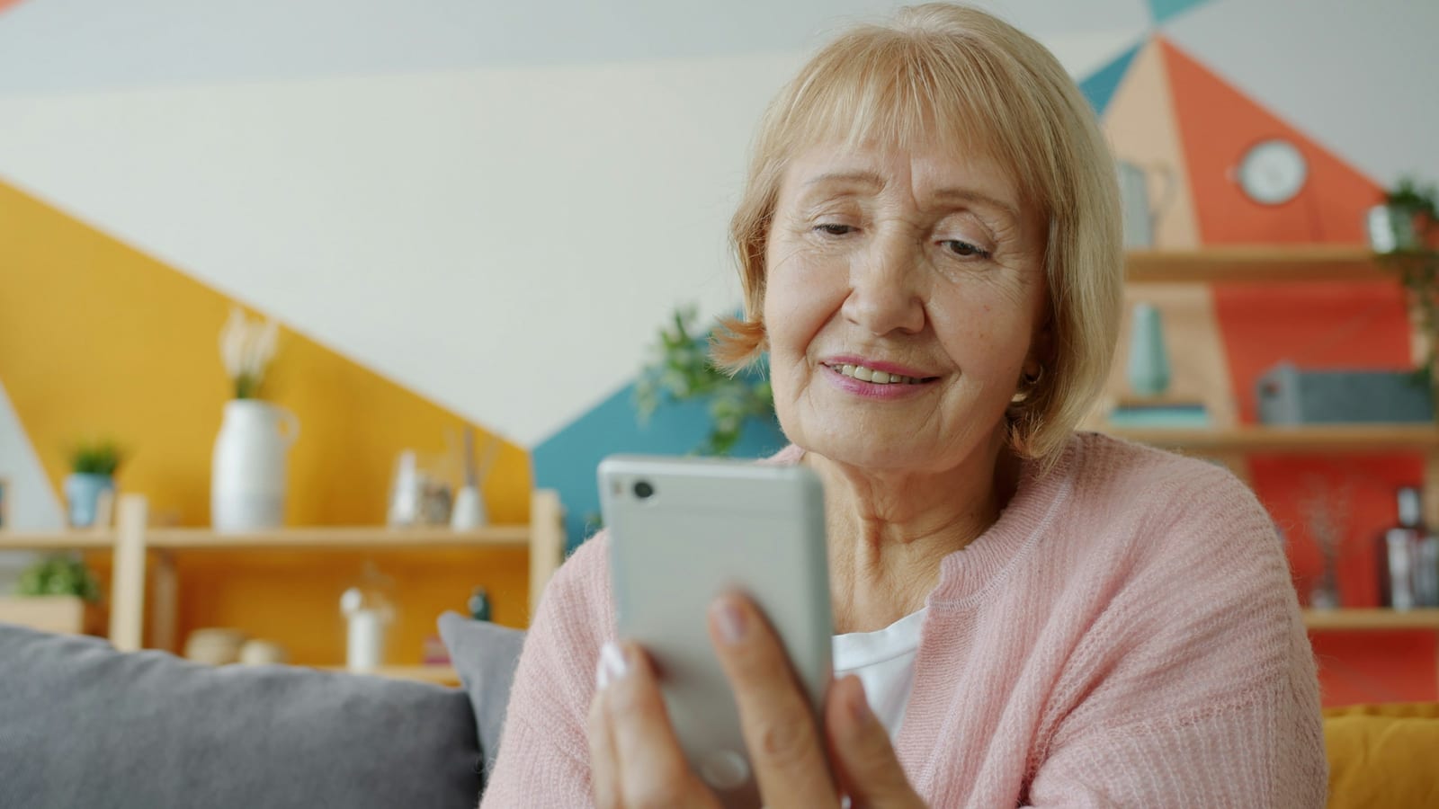 Twee mensen kijken samen op een telefoon, bij de review van 50liefde.nl