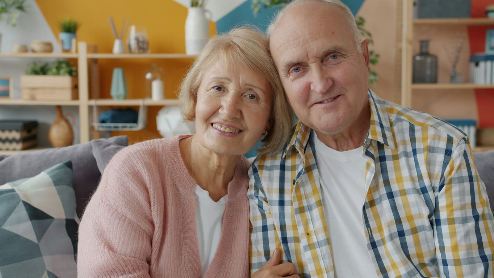 Twee mensen kijken samen op een telefoon, bij de review van 50PlusMatch