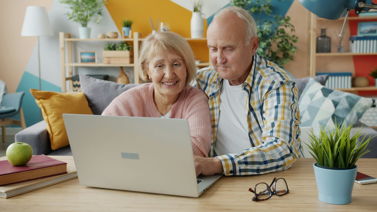 Een ouder stel in een alledaagse situatie, bij het artikel over 8 reden waarom online daten geweldig is voor ouderen