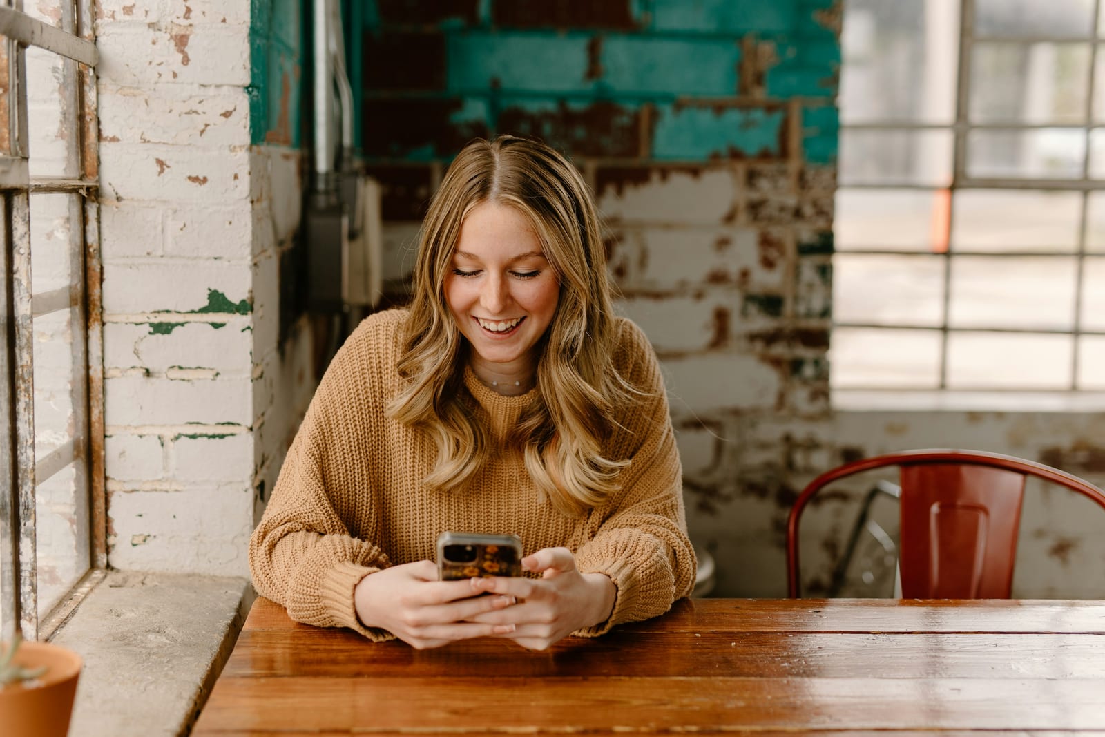 Twee mensen kijken samen op een telefoon, bij de review van Bumble