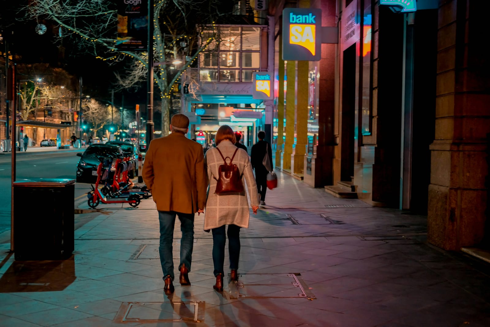 Twee mensen in een alledaagse situatie, bij het artikel over datingsites op vergelijkdatingsites.nl