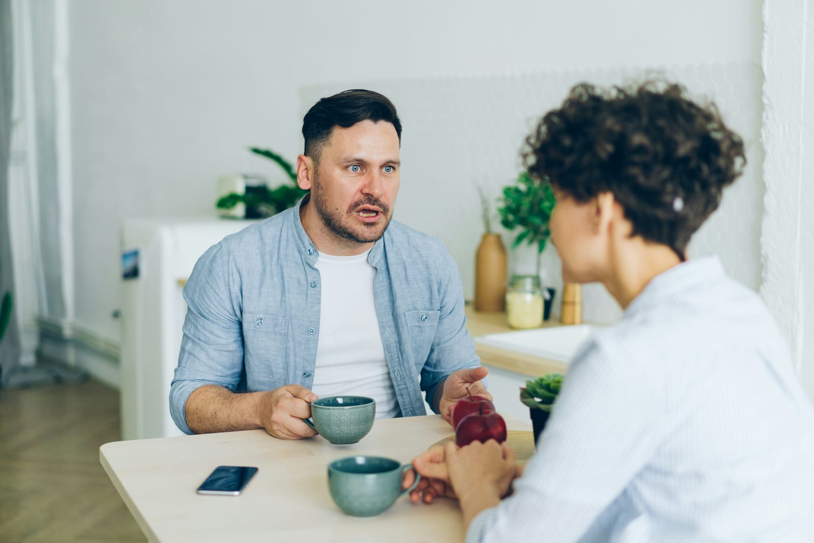 Twee mensen kijken samen op een telefoon, bij de review van eDarling