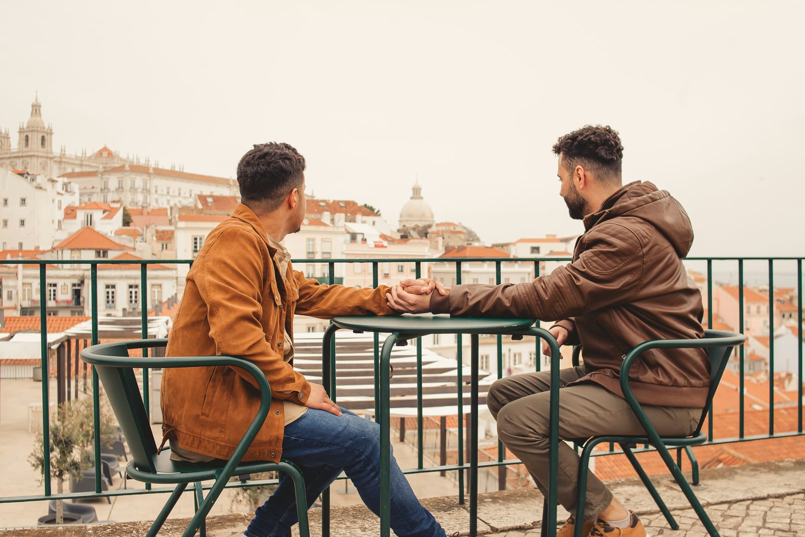 Twee mensen kijken samen op een telefoon, bij de review van gayPARSHIP