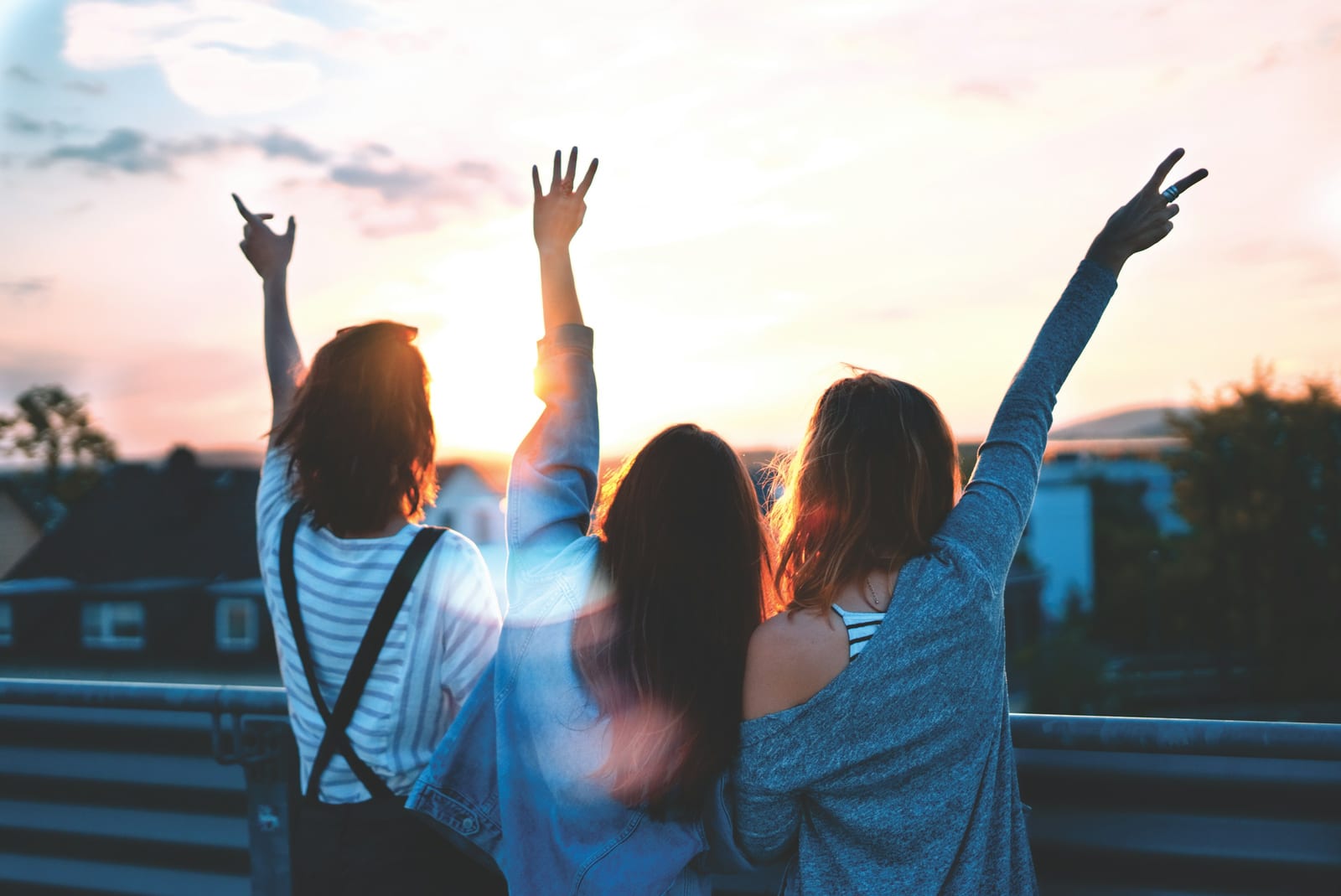 Twee mensen kijken samen op een telefoon, bij de review van Girls dating