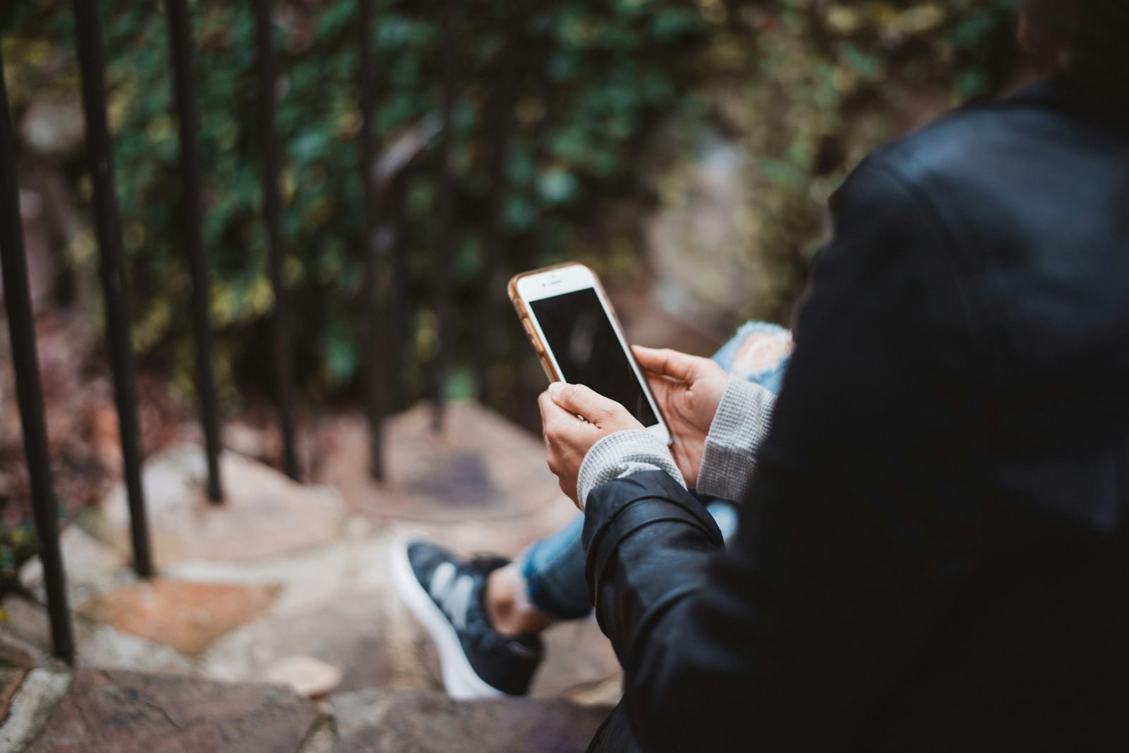 Iemand kijkt op haar telefoon, bij het overzicht van gratis datingsites