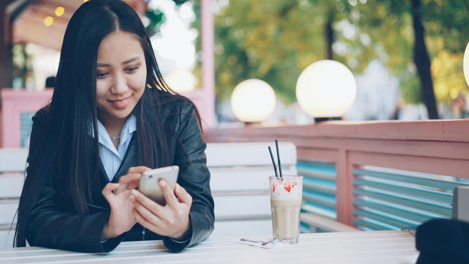 Twee mensen in een alledaagse situatie, bij het artikel over het eerste bericht en het gesprek online