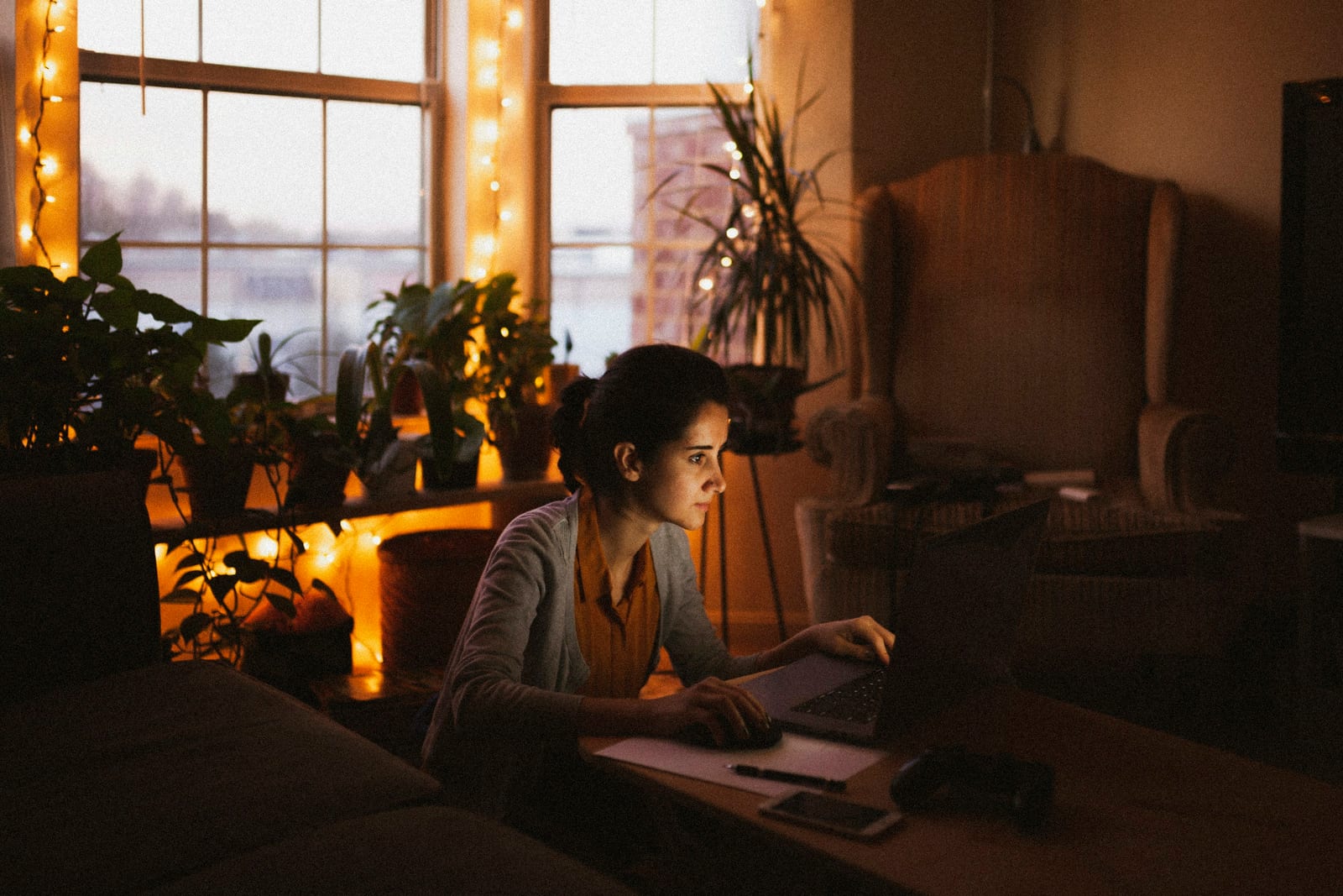 Twee mensen in een alledaagse situatie, bij het artikel over hoe datingsites werken: functies, privacy en veiligheid