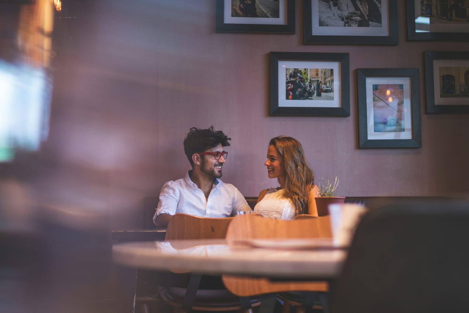 Twee mensen kijken samen op een telefoon, bij de review van Lexa.nl