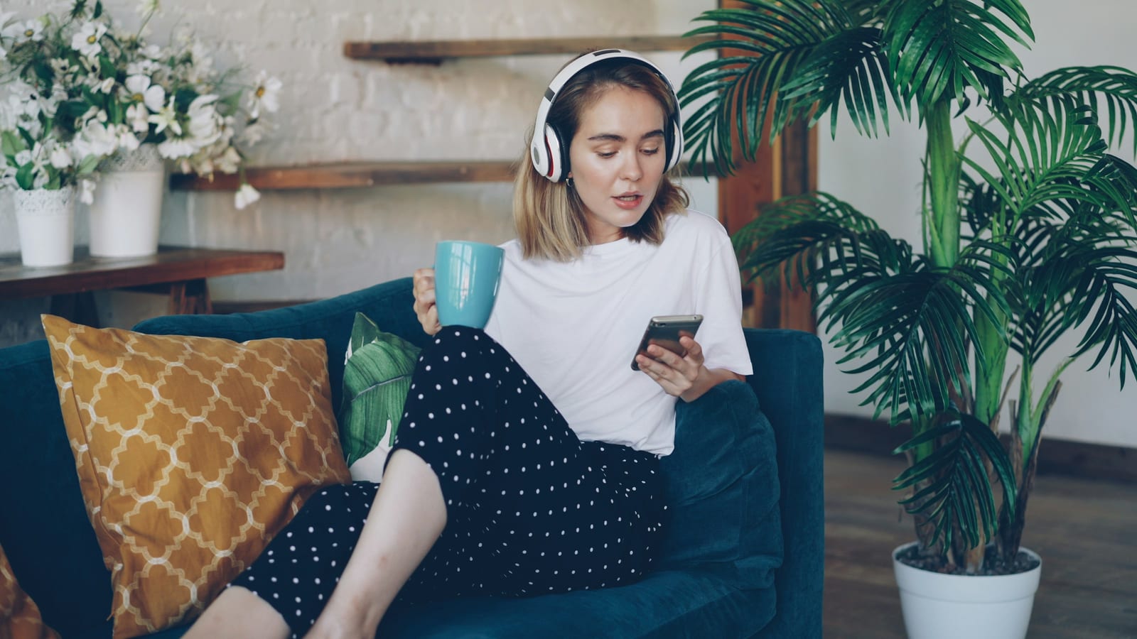 Twee mensen kijken samen op een telefoon, bij de review van MetJou