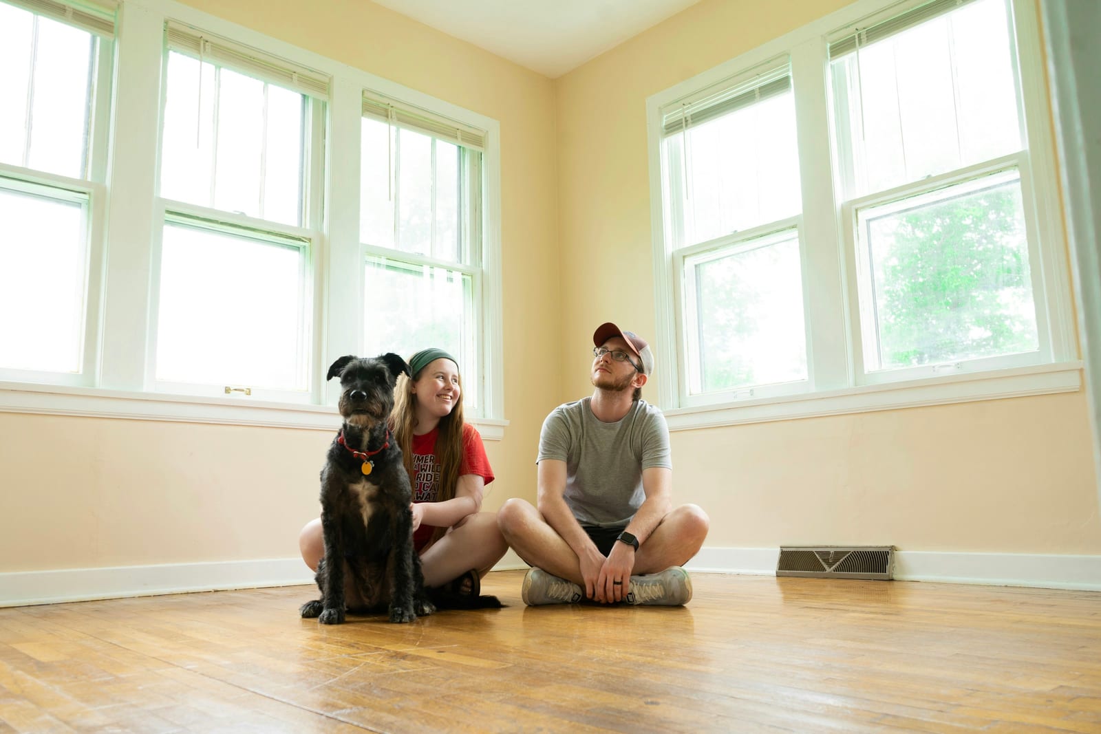 Twee mensen kijken samen op een telefoon, bij de review van Nieuwerelatie.nl