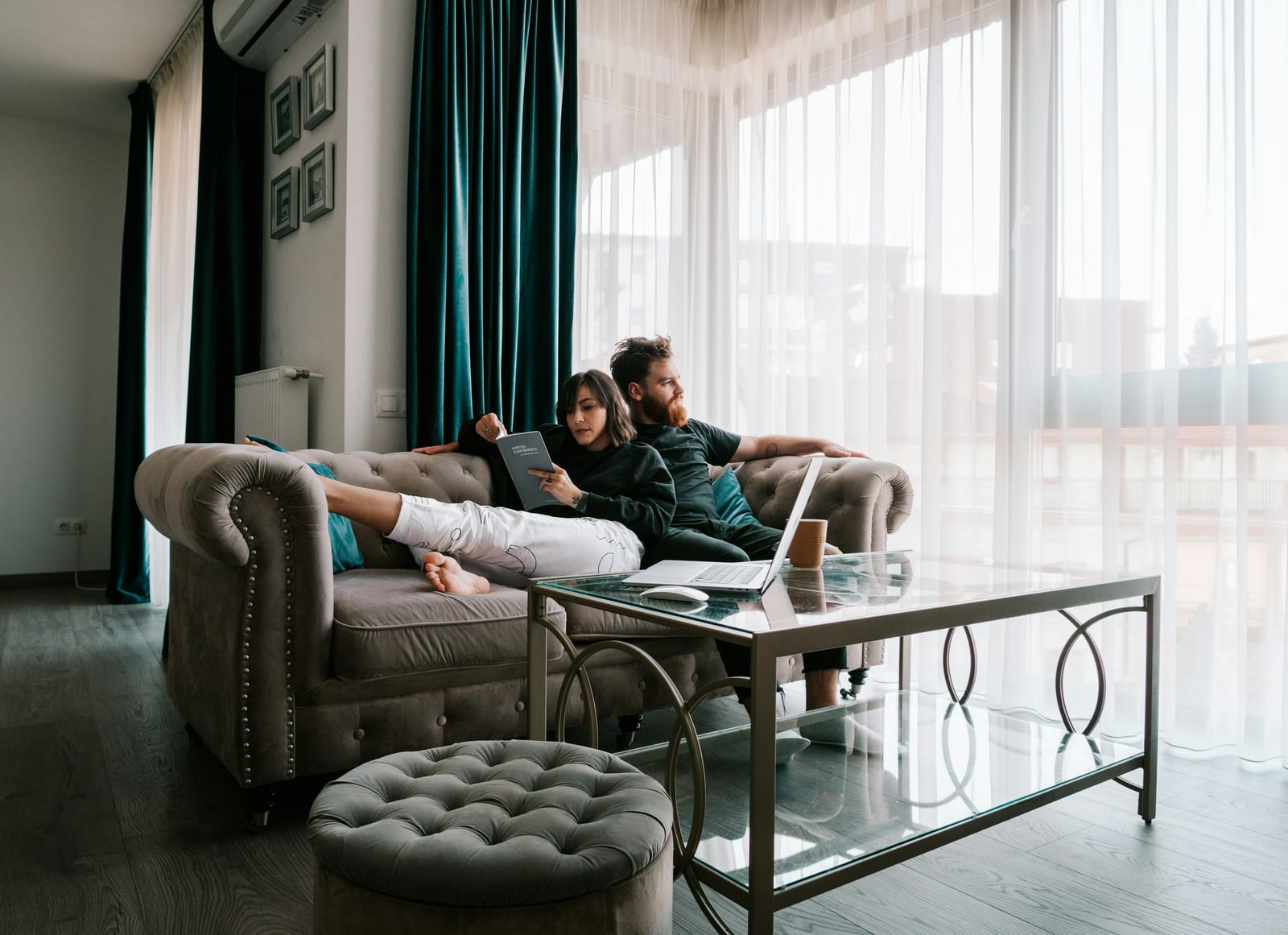 Twee mensen kijken samen op een telefoon, bij de review van Relatieplanet