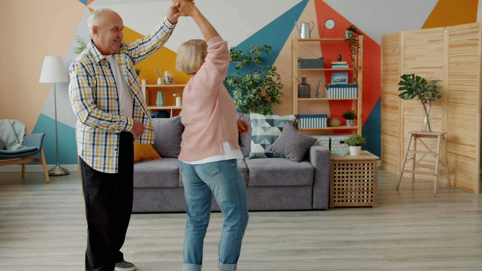 Twee mensen kijken samen op een telefoon, bij de review van Seniorengeluk
