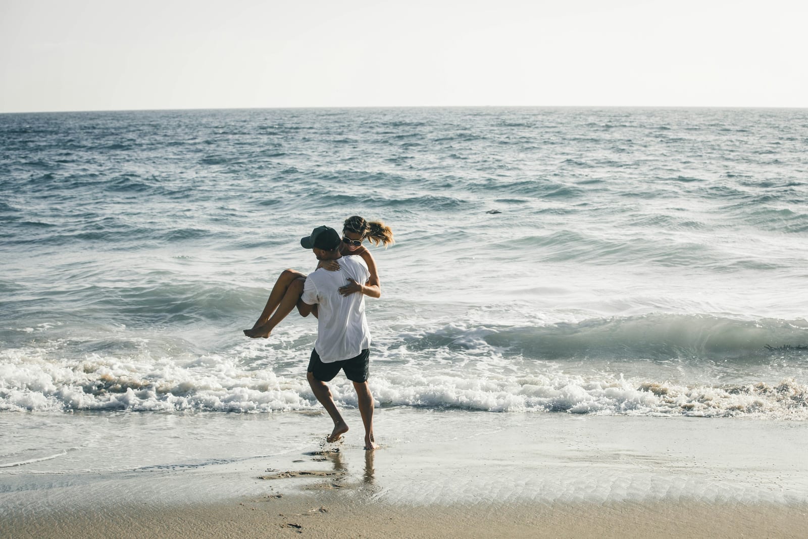 Twee mensen lopen samen, bij het overzicht van datingsites voor wie een relatie zoekt