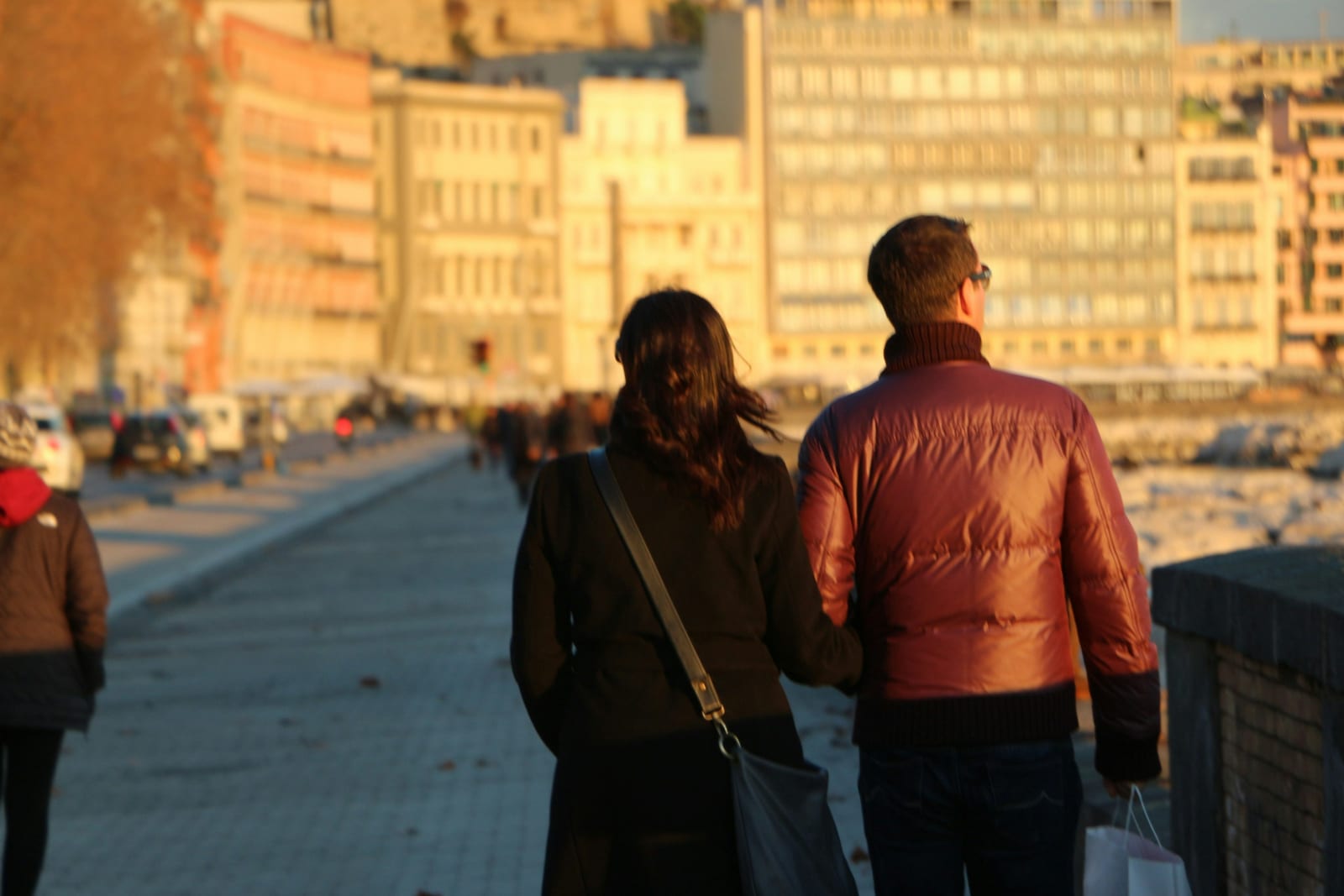 Twee mensen kijken samen op een telefoon, bij de review van StedenDating.nl