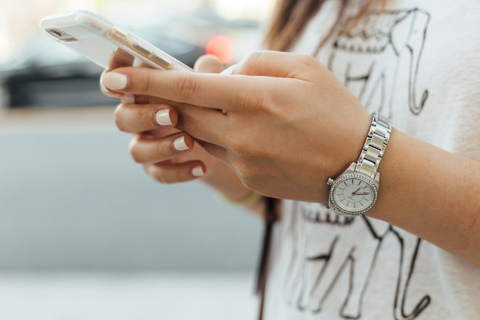 Twee mensen kijken samen op een telefoon, bij de review van Tinder