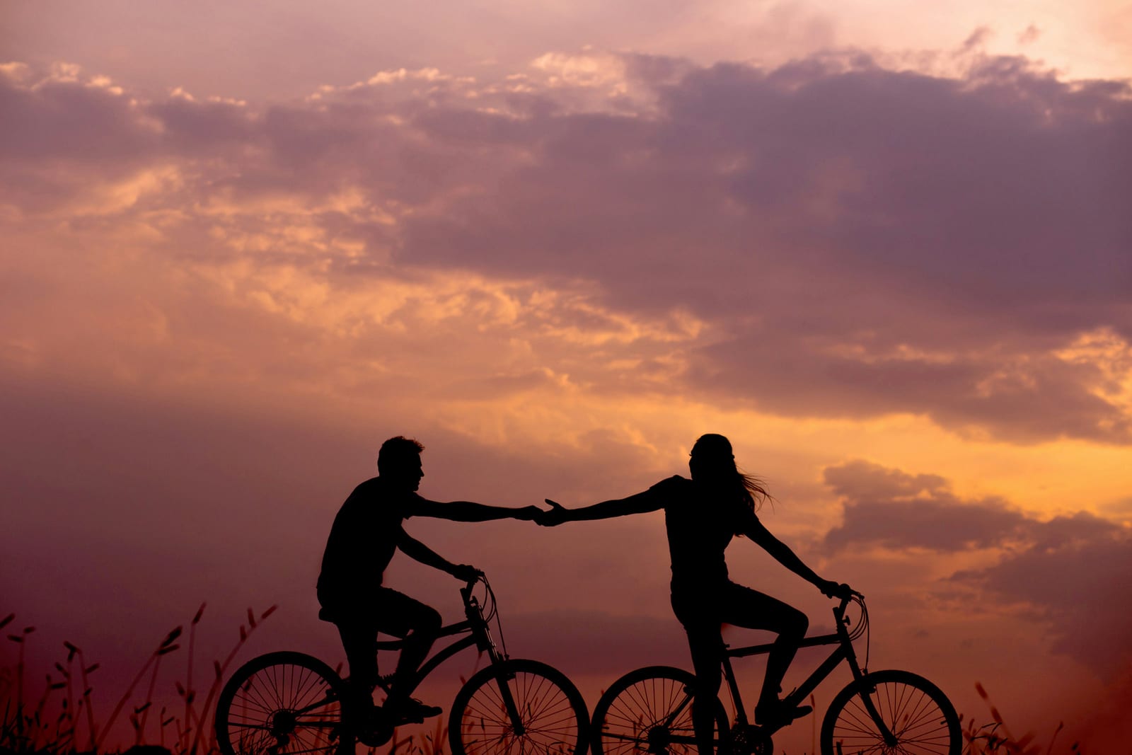Twee mensen in een alledaagse situatie, bij het artikel over van date naar relatie