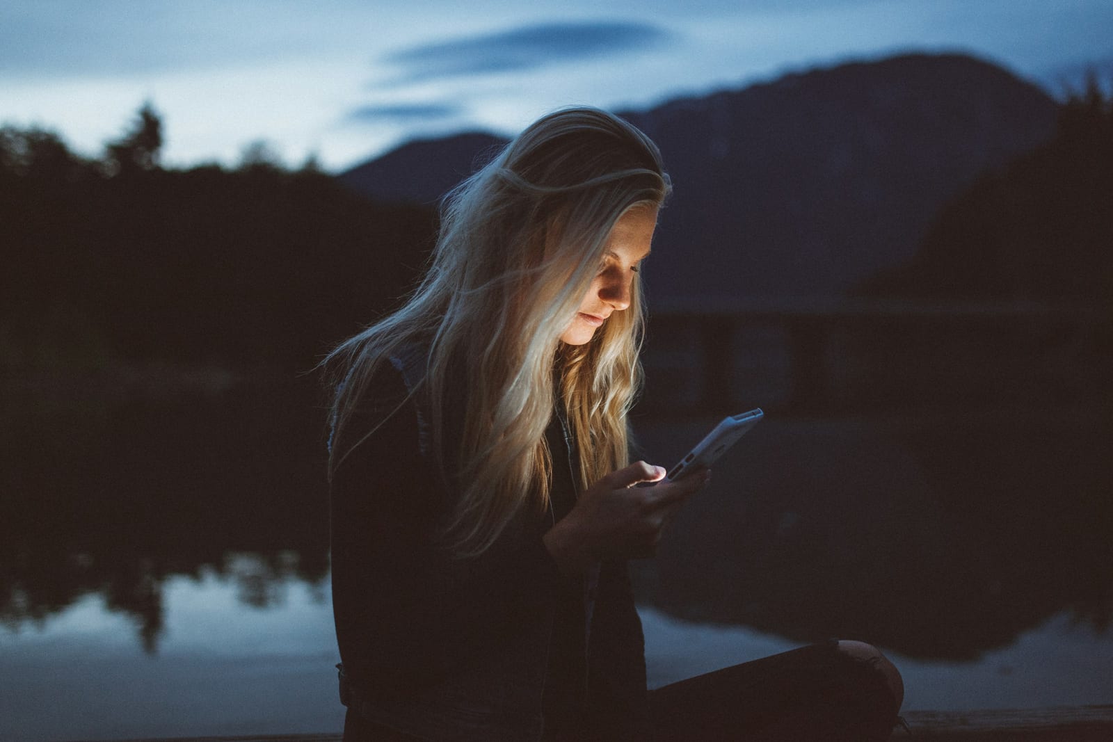 Twee mensen kijken samen op een telefoon, bij de review van WeetWieJeDate.nl